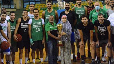 فريق كرة السلة يحتفى بأحد مشجعى زعيم الثغر ..و إهدائه علم النادى تقديراً له