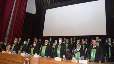 فيديو وصور .. رئيس جامعة القاهرة يشهد تخريج الدفعة 188 من طب القاهرة