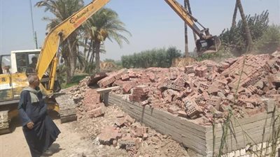 صور.. إزالة 6 حالات بناء مخالف وتعديات علي الأراضي بالجيزة