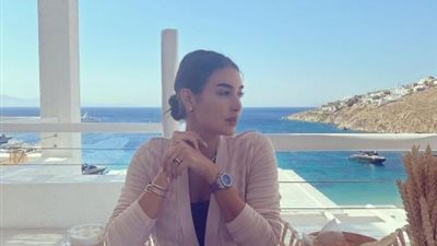 على الشاطىء.. ياسمين صبري تقضي  إجازة رومانسية في جزر اليونان