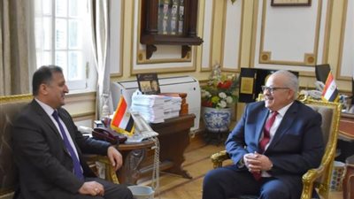 شاهد بالفيديو .. رئيس جامعة القاهرة يلتقي سفير طاجكستان في مصر