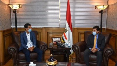 صور.. وزير الرياضة يكرم ”بائع الفريسكا” ويهديه دراجة رياضية