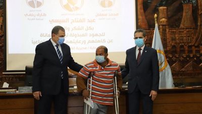 صور..وزير القوى العاملة ومحافظ الغربية يسلمان 50 عقد عمل لـ «قادرون باختلاف»