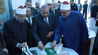 صور.. رئيس جامعة الأزهر وأمين «البحوث الإسلامية» يفتتحان معرضًا للكتاب