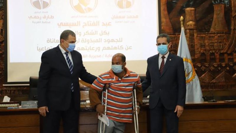 تسليم عقود عمل لـ
