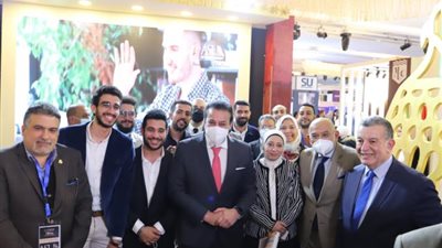 وزير التعليم العالي يتفقد جناح جامعة عين شمس بالملتقى الدولي للجامعات