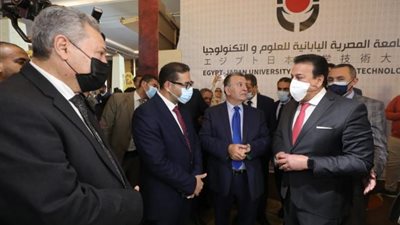 بالصور .. وزير التعليم العالي يتفقد معرض إيديوجيت 2022