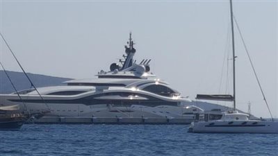يخت أمير قطر الفاخر يرسو على سواحل تركيا..من كان بداخله؟