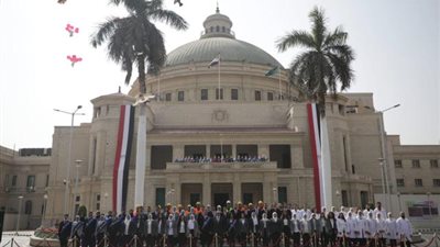 رئيس جامعة القاهرة يكرم أبناء الجامعة المشاركين فى الاحتفال بيوم الشهيد