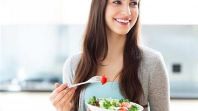 خلي بالك.. مخاطر تناول الطعام بعد الـ 6 مساء