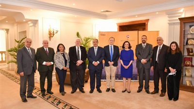 الجامعة البريطانية في مصر تستقبل وفدًا من الكلية الملكية لأطباء النساء والتوليد