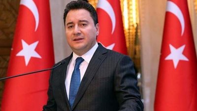 نقل المعارض التركى علي باباجان إلى المستشفى لاستكمال علاجه من كورونا