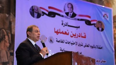 شاهد..  فاعليات افتتاح وزير القوى العاملة معرض منتجات  لـ”الصم والبكم” بأسوان