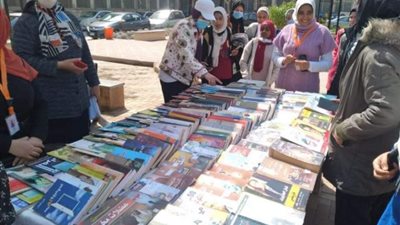 بالصور .. معرض لتبادل الكتب ببنات عين شمس
