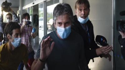 قال للصحفيين لا اعرف شيئا يا رفاق .. والد ميسي يستقل سيارة أجرة للهروب من التساؤلات