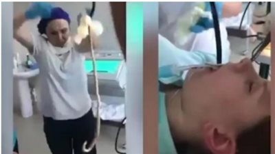 فيديو مرعب.. شاهد لحظة إخراج ثعبان ضخم من فم سيدة روسية