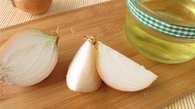 مضادات حيوية طبيعية.. فوائد سحرية وغير متوقعة عن ماء البصل فما هي؟