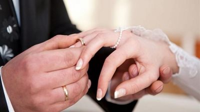 أبرزها توقيع تنازل عن تناول الطعام.. عروسان يفرضان شروطًا غريبة على المعازيم ويثيران السخرية