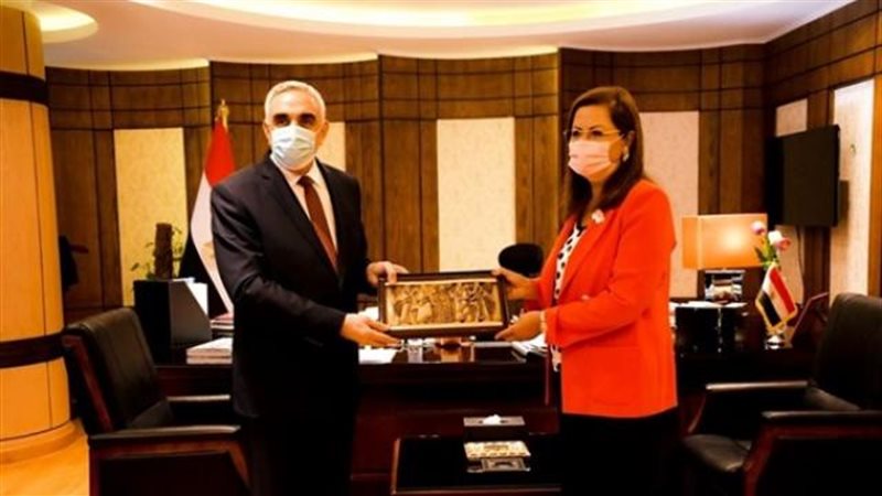 وزيرة التخطيط والسفير