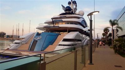 جيش من الخدم والعاملين يصل إلى تركيا بالتزامن مع ظهور يختي ”لوسيل” وكتارا” المملكوين لأسرة أمير قطر على السواحل التركية