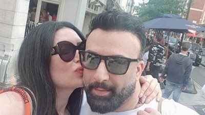 شاهد.. قبلة رومانسية من عبير صبري لزوجها في عيد ميلاده