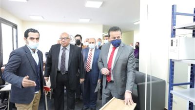 بالصور .. وزير التعليم العالي يتفقد معرض الأثاث المكتبي بجامعة القاهرة التكنولوجية