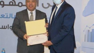 وزير المالية يكرم الدكتور حسن عودة الاستاذ بالألمانية بالقاهرة لمساهمته في اعداد قانون المالية العامة الموحد