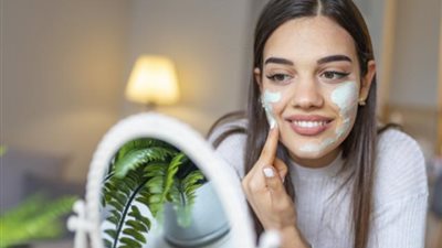 تتسبّب انتشار الحبوب والبثور.. كيفية الاعتناء بالبشرة مع ارتداء الكمامة