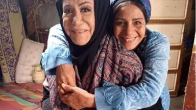 عفاف مصطفى برفقة سميحة أيوب من كوالس مسلسل ”انحراف”