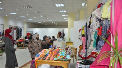 بالصور .. افتتاح معرض مستلزمات رمضان بجامعة حلوان