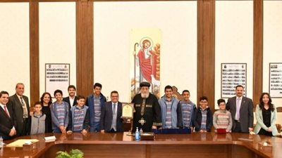 بالصور.. البابا يستقبل طلبة مخترعين بمدرسة شهيرة