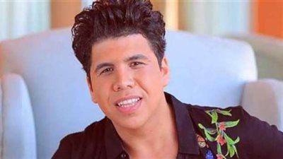 عمر كمال بفاجئ والدته برحلة عمرة هدية