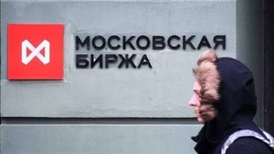 بعد توقف دام نحو شهر.. بورصة موسكو تبدأ تداولات الأسهم