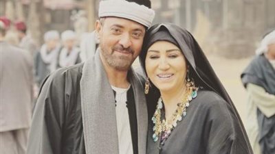 وفاء عامر برفقة فتحى عبد الوهاب من كواليس مسلسل ”جزيرة غمام”