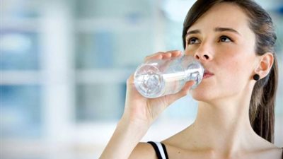 «خلى بالك مش المياه بس» .. نصائح هامة لحماية الجسم من الجفاف