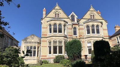 استعان به فريق عمل « شيرلوك ».. حكاية القصر المعروض للبيع مقابل مبلغ زهيد