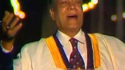 حج 40 مرة متواصلة .. أنقذ تحية كارويكا من يد الملك فاروق.. وأهدي عوامته للسادات.. حكايات في حياة شيخ المداحين محمد الكحلاوي