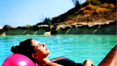 دنيا عبد العزيز تستفز جمهورها بالمايوه عبر ”انستجرام”