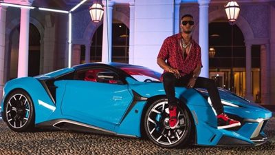 محمد رمضان يستعرض سيارته الجديدة في دبي