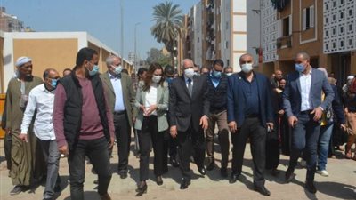 صور.. محافظ الجيزة يكشف آخر مستجدات مساكن عشش السودان ومحلات الشباب أسفل كوبري فيصل