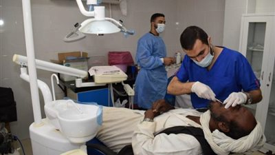 لليوم الثاني .. قافلة جامعة عين شمس التنموية تقدم خدماتها لأهالي حلايب وشلاتين وأبو رماد