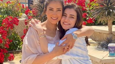 سارة الشامى برفقة حنان مطاوع من كواليس مسلسل ”وجوه”