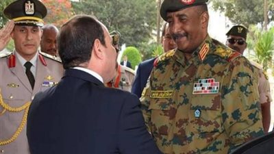 السيسى يستقبل البرهان فى مطار القاهرة