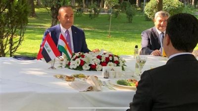 فضيحة..وزير الخارجية التركي يزيل علم كردستان العراق من صوره مع رئيس حكومة الإقليم