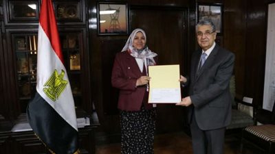 وزير الكهرباء يكرم حنان عثمان على جهودها وبلوغها سن التقاعد