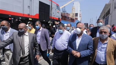 بعد وصول 100 جرار جديد.. تعرف علي أبرز تصريحات وزير النقل بشأن جرارات السكة الحديد