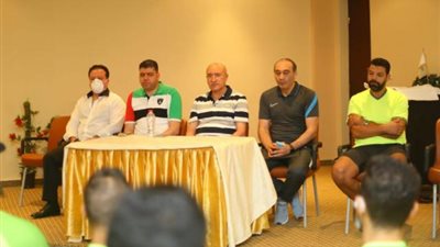 سمير حلبية يجتمع مع لاعبي المصري البورسعيدي قبل مواجهة إنبي