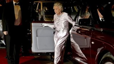 ما هو سر تحويل الملكة إليزابيث لأحد قصورها إلى سينما سيارات؟.. إليك القصة كاملة