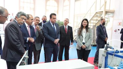 بالصور .. وزير التعليم العالي يتفقد كليات ومنشآت الجامعة البريطانية في مصر