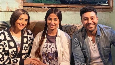 محمد عز برفقة مى عمر وروبى من كواليس ”رانيا وسكينة”